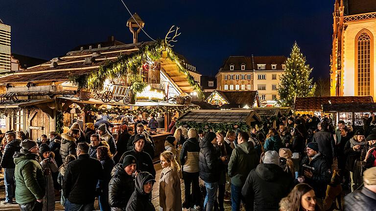 Zahlreiche Menschen besuchen den Weihnachtsmarkt in der Innenstadt von Würzburg. Zahlreiche Menschen besuchen den Weihnachtsmarkt in der Innenstadt von Würzburg.
