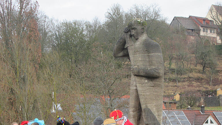 Ein König mit seinem Hofstaat, auf den der Brückenheilige blickt.       -  Ein König mit seinem Hofstaat, auf den der Brückenheilige blickt.