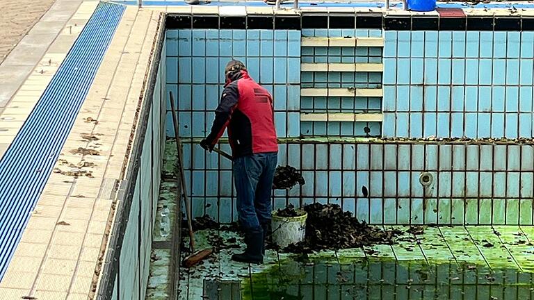 Die Auswinterungsarbeiten im Waldbad in Lengfurt sind in vollem Gange. Die Auswinterungsarbeiten im Waldbad in Lengfurt sind in vollem Gange.