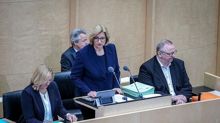 Bundesrat       -  Der Bundesrat segnet zahlreiche, vom Bundestag schon beschlossene Gesetze ab.