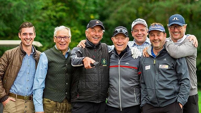 Oktoberfestcup am Golfclub Würzburg       -  Auf den &bdquo;Würzburger Wiesn&ldquo; hat der Golf Club Würzburg wieder das traditionelle Turnier um den Oktoberfestcup ausgetragen. Abgeschlagen wurde zwischen Maßkrügen, und die Golfer gingen in Tracht auf die Runde. Insgesamt 84 Spielerinnen und Spieler ließen sich den Spaß nicht entgehen. Gespielt wurde ein zünftiger und lockerer Texas-Scramble in Vierer-Flights. Darunter war ein Ehren- und Prominenten-Flight mit Dieter Thoma, Harry Bodmer, Alexander Pusch und Bernd Rörich. Der Bieranstich durch Rudi Schmidt wurde mit 2000 Euro für den Verein &bdquo;Spielend Helfen e. V.&ldquo; unterstützt. Die Sonderpreise &bdquo;Nearest to the Pin&ldquo; holten sich Claudia Schwarz mit 5,15 Metern und Rudolf Neubert mit 2,10 Metern an die Fahne. Beim &bdquo;Longest Drive&ldquo; glänzten Sabrina Schultheis mit 154 Metern und Moritz Rössler mit 267 Metern. Es gab drei Netto-Teampreise zu gewinnen. Den dritten Platz holte sich das Team Matthias Hußlein, Konstantin Köhler, Julian Köhler und Andreas Eder. Platz zwei ging an Angelica Adderson, Kurt und Michaela Hildmann und Rudolf Neubert. Den Tagessieg mit 67 Nettopunkten sicherte sich das Team Cornelia Schmid, Mirjam Diezel-Hornfeck, Udo Hornfeck und Wolfgang Walz. durchsetzen und so den Tagessieg einfahren. Unser Bild zeigt (von links): Andreas Schultheis, Rudi Schmidt, Alexander Pusch, Dieter Thoma, Christian Reitlinger, Harry Bodmer und Bernd Rörich. (pm)