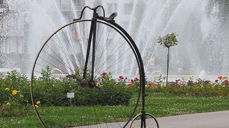 Mit solchen Renn-Hochrädern kämpften die Pedaleure des Velocipedclubs auf ihrer Rennbahn im Rosengarten um den Sieg. Dieses Modell (Baujahr um 1884) hatte Ivan Sojc vom Deutschen Fahrrad-Museum in Bad Brückenau für Foto-Aufnahmen zur Verfügung gestellt. Foto: Jürgen Schmitt       -  Mit solchen Renn-Hochrädern kämpften die Pedaleure des Velocipedclubs auf ihrer Rennbahn im Rosengarten um den Sieg. Dieses Modell (Baujahr um 1884) hatte Ivan Sojc vom Deutschen Fahrrad-Museum in Bad Brückenau für Foto-Aufnahmen zur Verfügung gestellt. Foto: Jürgen Schmitt