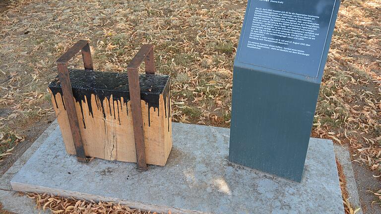 Hanna Kraft von der Holzbildhauerschule in Bischofsheim hat das Denkmal für Bad Neustadt geschaffen, dessen Ebenbild in Würzburg zu finden ist. Hanna Kraft von der Holzbildhauerschule in Bischofsheim hat das Denkmal für Bad Neustadt geschaffen, dessen Ebenbild in Würzburg zu finden ist.