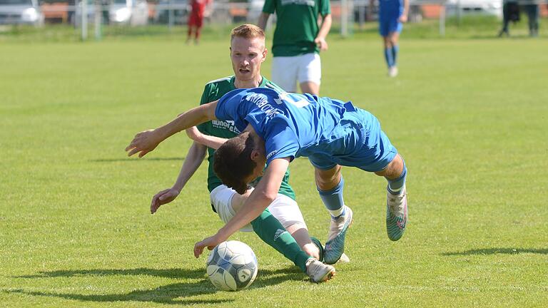 Im Sturzflug: Der Waldbrunner Yannick Günnel (vorne) geht im Zweikampf mit Benedikt Mühlrath vom FC Gössenheim zu Boden.