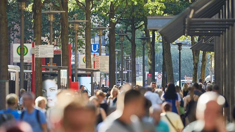 Menschen in Hamburg       -  Auch in den anderen Stadtstaaten sind die Menschen jünger als im Rest des Landes. (Archivfoto)