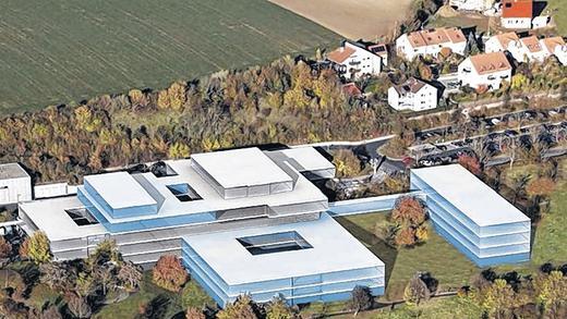 Es wird saniert: Die Klinik Kitzinger Land als Entwurf, wie alles nach der 76-Millionen-Euro-Generalsanierung aussehen könnte. Die blauen Flächen sind Neubauten. Das Haus rechts, das ebenfalls noch sein Gesicht verändert kann, dient zunächst als Ausweichquartier während des Klinikumbaus und könnte später zu einem Gesundheitszentrum werden.