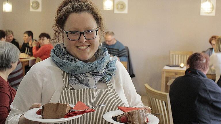 Die Bäckerin serviert selbst: Melissa Meyer bringt in ihrem kleinen Café mitten in Kleinlangheim Himbeer-Schoko-Torte zu den Gästen.