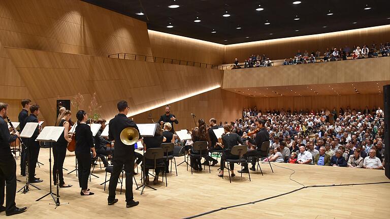 Blick in den großen Konzertsaal beim Eröffnungswochenende. Es spielt das 'Orchester im Treppenhaus'.