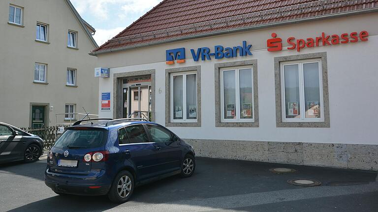 Gemeinsam mit der VR-Bank ist die Sparkasse nun in der Bahnhofsstraße. Allerdings bedeutete der Umzug für die Kunden auch eine empfindliche Serviceeinbuße.