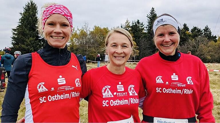 Die Frauen des SC Ostheim gewannen einmal mehr die Mannschaftswertung bei der unterfränkischen Berglaufmeisterschaft. Von links: Susanne Haßmüller, Stefanie Radina-Frei und Anna-Lena Klee.