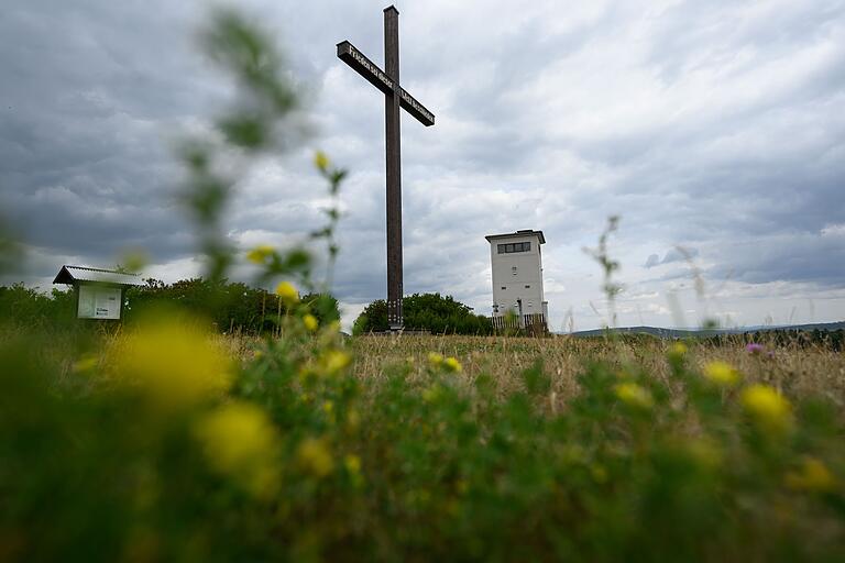 Am Dachsberg über Hermannsfeld thront ein ehemaliger Grenzturm. Ein großes Kreuz daneben warnt vor den Schrecken des Krieges.