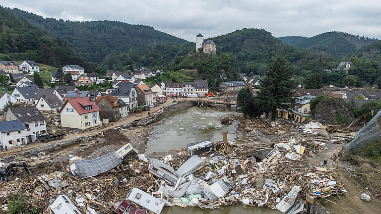 dpa_5FAA9A0048EEFA47.jpg       -  Die Flutkatastrophe im Ahrtal im Juli 2021 zeigt, wie schnell es gehen kann.