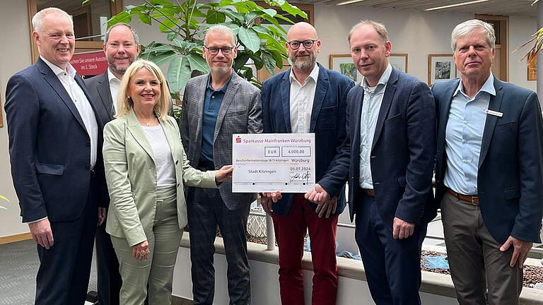 Vorstandsvorsitzender der Sparkasse Mainfranken Würzburg Bernd Fröhlich, Gebietsdirektor Heiko Därr, Landrätin Tamara Bischof, Sven Kelber (BIT-Koordinator AOK), Beratungscenter-Leiter Stefan Rohrmann, Oberbürgermeister Stefan Güntner und Beratungscenter-Leiter Christian Blachnik bei der symbolischen Scheckübergabe.