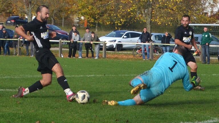 Lukas Büttner (links), der das 1:0 erzielt hatte, scheiterte  in dieser Szene am Fladunger Keeper Tobias Hohmann. Dennoch setzte sich die heimische SG Oberelsbach/Ober-Unterwaldbehrungen am Ende knapp mit 2:1 gegen den FC Bayern Fladungen durch.