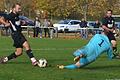 Lukas Büttner (links), der das 1:0 erzielt hatte, scheiterte  in dieser Szene am Fladunger Keeper Tobias Hohmann. Dennoch setzte sich die heimische SG Oberelsbach/Ober-Unterwaldbehrungen am Ende knapp mit 2:1 gegen den FC Bayern Fladungen durch.