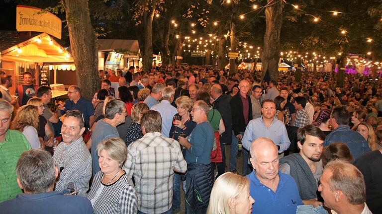 60 000 begeisterte Menschen erlebten beim 71. Fränkischen Weinfest in Volkach an sechs Tagen Stimmung, Gemütlichkeit und Köstlichkeiten aller Art für Körper und Geist. 60 000 begeisterte Menschen erlebten beim 71. Fränkischen Weinfest in Volkach an sechs Tagen Stimmung, Gemütlichkeit und Köstlichkeiten aller Art für Körper und Geist.