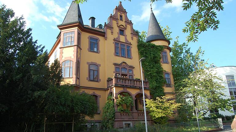 Ziergiebel, Altane und Ecktürme samt Erkern prägen dieses Wohnhaus in der Erhardstraße 21.