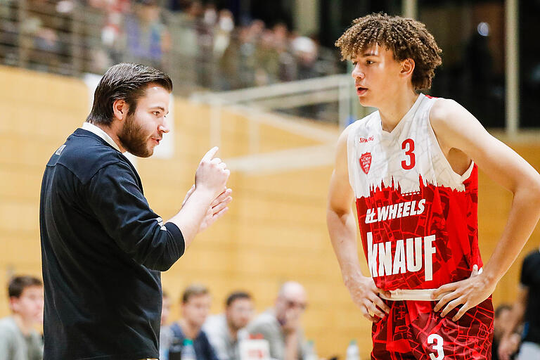 Trainer Oliver Elling (links) und Flügelspieler Yulian Montero, hier bei einem anderen Spiel, waren zwei der Würzburger, die die Corona-Farce in Vilsbiburg miterlebten.