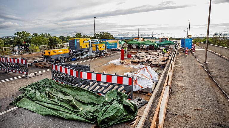 Schweiß- und Flexarbeiten auf der Brücke im Sommer auf der gesperrten Hahnenhügelbrücke. Wochenlang mussten Autofahrerinnen und Autofahrer in Schweinfurt viel Geduld mitbringen.