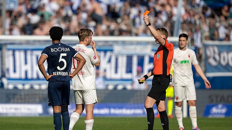 VfL Bochum - FC Augsburg       -  Zwei Spiele Sperre für den Augsburger Arne Maier.