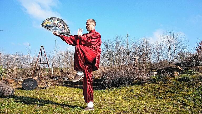 Voller Konzentration macht Hans-Ulrich Wolkenstein jeden Tag seine Taijiquan-Übungen, wenn es das Wetter erlaubt, auf der Terrasse oder im Garten. Der Theilheimer nimmt im Juli am Internationalen Süd-Shaolin-Kampfkunst-Wettbewerb im chinesischen Quanzhou teil.