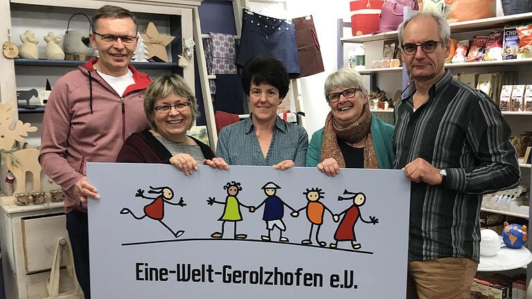 Sie leiten weiterhin die Geschicke des Trägervereins für den Gerolzhöfer Eine-Welt-Laden (von links):&nbsp; Georg Löhrlein, Petra Aumüller, Doris Geißler, Bärbel Bäumer und Klaus Schwaab. Auf dem Bild fehlt Schriftführerin Elke Niedermeier.