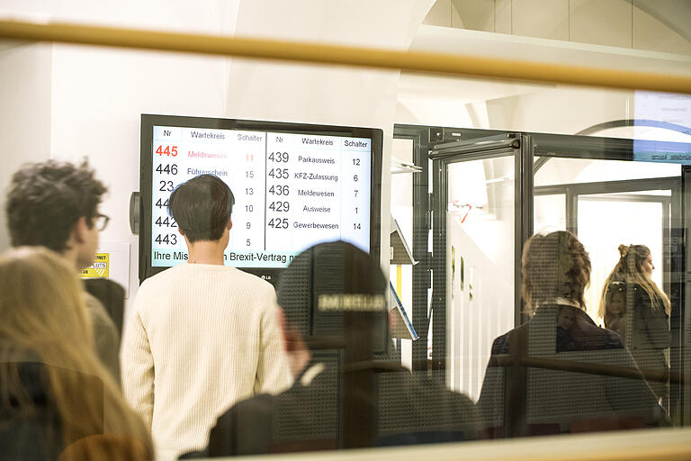 Warten bis zum Aufruf: Das kann zu Spitzenzeiten im Bürgerbüro relativ lange dauern.&nbsp;