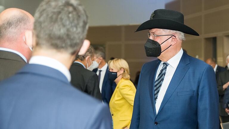 Bayerns Innenminister Joachim Herrmann ist beim Amtswechsel des unterfränkischen Polizeipräsidenten in Veitshöchheim (Lkr. Würzburg) mit schwarzem Cowboyhut erschienen.