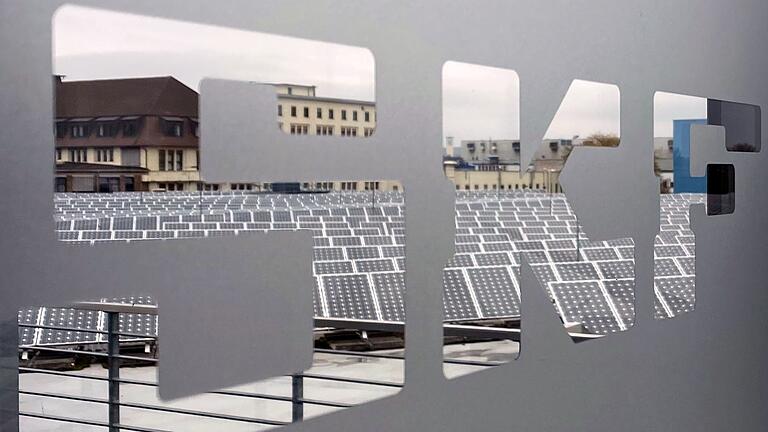 Schon 2007 installierte SKF diese Dachfläche-PV-Anlage auf dem Schweinfurter Logistikgebäude. 2022 wurden diese Kapazitäten verdoppelt, jetzt wird noch einmal kräftig zugebaut.