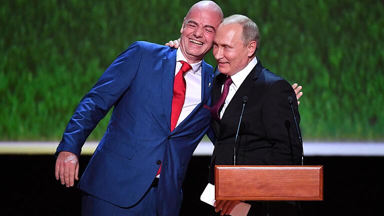 Fifa-Präsident Gianni Infantino (links) hat kein Problem damit, Menschen wie dem russischen Präsidenten Wladimir Putin die Hand zu reichen - oder ihn umarmen, wie hier am Vorabend des WM-Finales 2018 in Moskau.