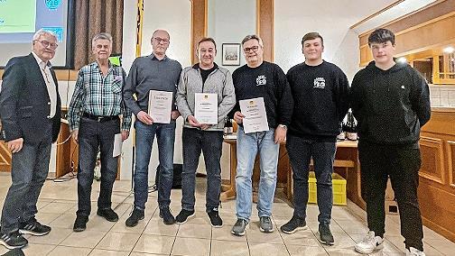 Auf dem Foto sind (von links) zu sehen: Herbert Behlert, Xaver Roider, Jürgen Leiber, Siegfried Brimer, Dieter Eilingsfeld, Konstantin Frank und Maximilian Drescher.       -  Auf dem Foto sind (von links) zu sehen: Herbert Behlert, Xaver Roider, Jürgen Leiber, Siegfried Brimer, Dieter Eilingsfeld, Konstantin Frank und Maximilian Drescher.