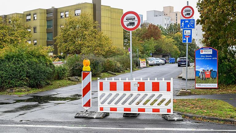 Parkplätze und Tiefgaragen auf dem Heuchelhof in Würzburg sind gesperrt, da diese einsturzgefährdet sind. Teilweise dürfen sogar einzelne Straßenabschnitte nicht mehr befahren werden. Hier ist die Luxemburger Straße zu sehen. Parkplätze und Tiefgaragen auf dem Heuchelhof in Würzburg sind gesperrt, da diese einsturzgefährdet sind. Teilweise dürfen sogar einzelne Straßenabschnitte nicht mehr befahren werden. Hier ist die Luxemburger Straße zu sehen.