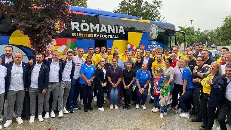 Foto zum Abschied: Team Rumänien mit dem Hotelpersonal des Melchior Park.&nbsp;