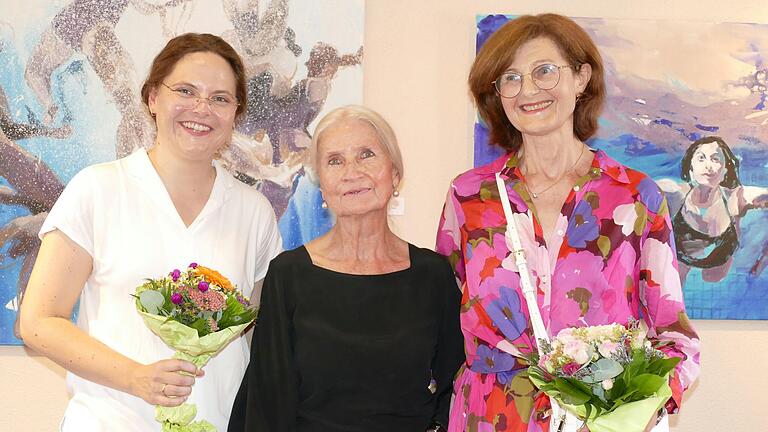 Gertraud Naber (rechts) zeigt ihre Bilder unter dem Sammelbegriff 'Bewegung' im Torturm Zellingen. Die Einführung lag bei Maria Schabel (links), die Organisation bei Ingrid Sperber.