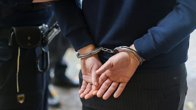 Nach einem Einbruch in einen Kleintransporter schnappte die Polizei Würzburg (Symbolbild) einen Mann aus dem Landkreis Würzburg - dank eines aufmerksamen Anwohners. Nach einem Einbruch in einen Kleintransporter schnappte die Polizei Würzburg (Symbolbild) einen Mann aus dem Landkreis Würzburg - dank eines aufmerksamen Anwohners.