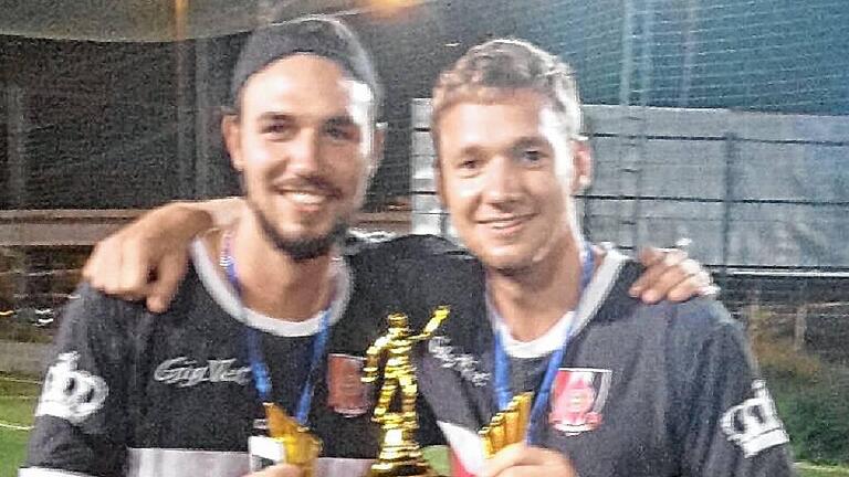 Stolz präsentieren Christian Graber (links) und Benjamin Freund den ersten Pokal in der Vereinsgeschichte der &bdquo;Gigantes&ldquo;.
