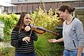 Geigenlehrerin Anna Mavrommatis-Karaaslan übt mit Sarah Makhoul für den Auftritt am heutigen Donnerstag. Foto: Pat Christ