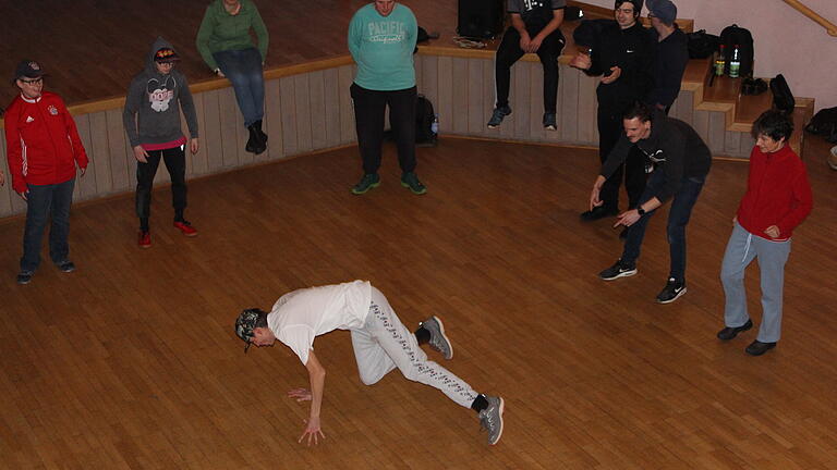Im Kreis dürfen die Breakdancer unter Anfeuern zeigen, was sie bisher gelernt haben. Im Kreis dürfen die Breakdancer unter Anfeuern zeigen, was sie bisher gelernt haben.