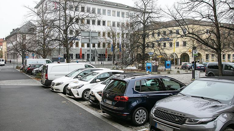 Sollen Autos weiterhin hinter dem Dom und auf dem Paradeplatz parken dürfen?