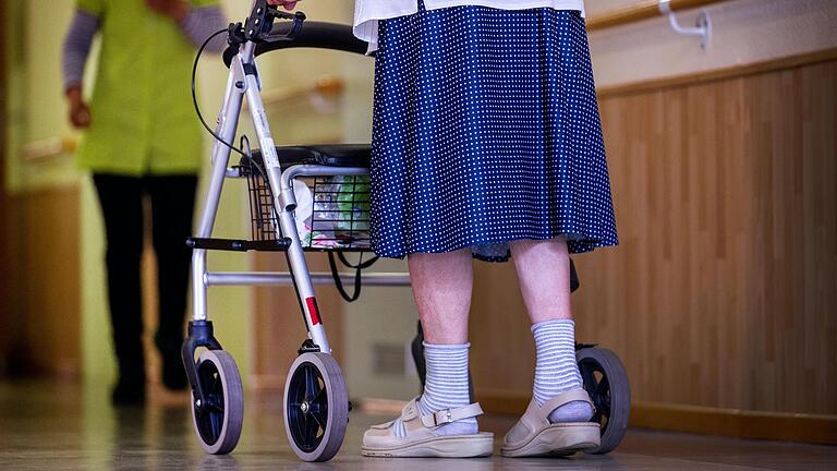 Ein Mangel liege im Landkreis nicht nur bei Pflegefachkräften vor, sondern auch bei Pflegehilfskräften. Darauf verweist Franziska Schön, Pressesprecherin des Klinikums Main-Spessart (Symbolbild).