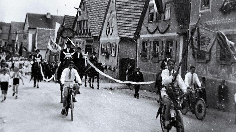 Zum 50-jährigen Bestehen des TSV Reiterswiesen im Jahr 1948 gab es einen Festzug durch den Ort. - Zum 50-jährigen Bestehen des TSV Reiterswiesen im Jahr 1948 gab es einen Festzug durch den Ort. Zum 50-jährigen Bestehen des TSV Reiterswiesen im Jahr 1948 gab es einen Festzug durch den Ort. - Zum 50-jährigen Bestehen des TSV Reiterswiesen im Jahr 1948 gab es einen Festzug durch den Ort.