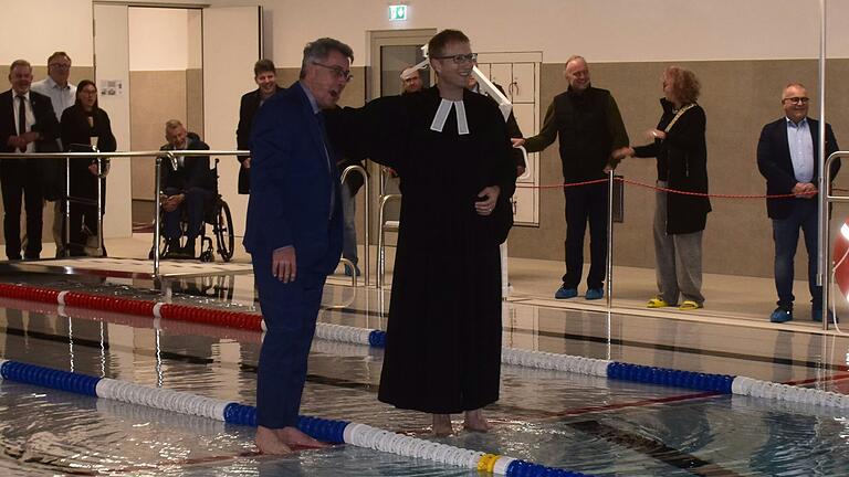 Bürgermeister Wolfgang Lampe und Dekan Max von Egidy gingen dank des modernen Hubbodens ein Stück weit auf dem Wasser. Der Dekan konnte den Bürgermeister aber nicht dazu bewegen, mit ihm eine Runde zu schwimmen.