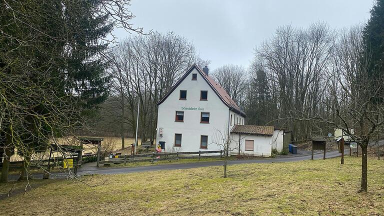 Eine Winterwanderung am Gangolfsberg führt auch am Schweinfurter Haus vorbei. Eine Winterwanderung am Gangolfsberg führt auch am Schweinfurter Haus vorbei.
