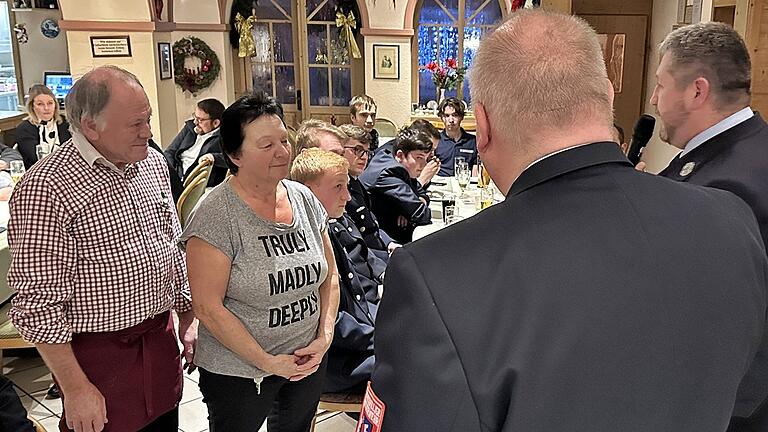 Ein besonderes Dankeschön ging bei der Versammlung der Bad Königshofener Feuerwehr an Klaus und Karola Ebner. Seit vielen Jahren finden im Gastraum des Hotels die Jahresversammlung der Feuerwehr statt. Künftig sind diese in der neuen Trinkkur- und Wandelhalle.