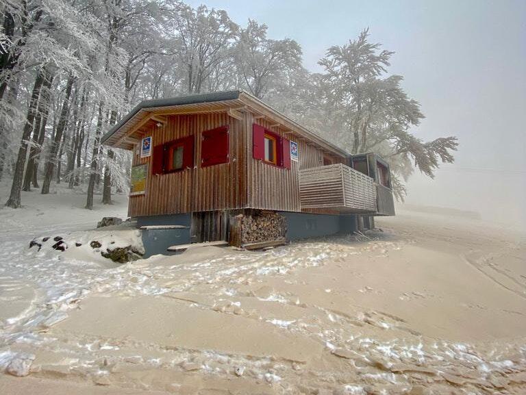 Die Bereitschaftshütte der Bergwacht Bischofsheim oberhalb der Gemündener Hütte zeigte sich am Sonntag dank des Sahara-Staub-Phänomens in bizarrer Pracht.