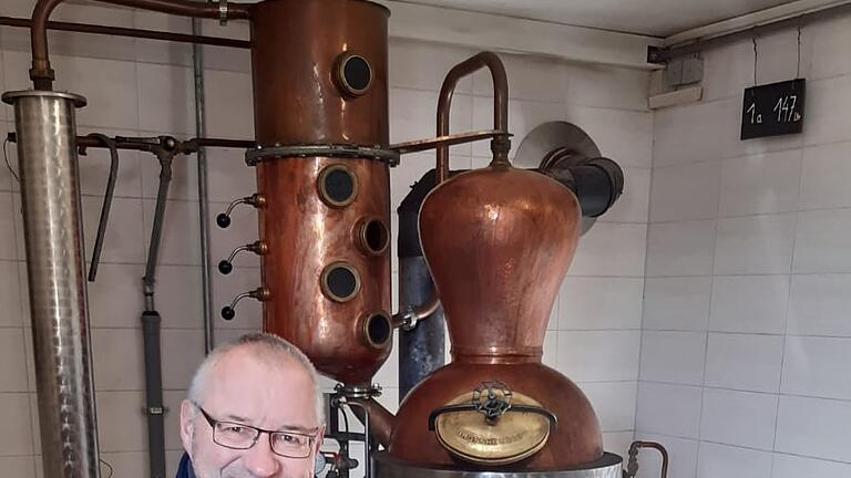 Michael Kilian und seine Whiskybrennerei - Michael Kilians Freund Alfred hilft gerne. Die Milchtüte gehört allerdings nicht zur Schnapsproduktion - ab und an trinken die beiden auch Kaffee beim Brennen. Michael Kilian und seine Whiskybrennerei - Michael Kilians Freund Alfred hilft gerne. Die Milchtüte gehört allerdings nicht zur Schnapsproduktion - ab und an trinken die beiden auch Kaffee beim Brennen.