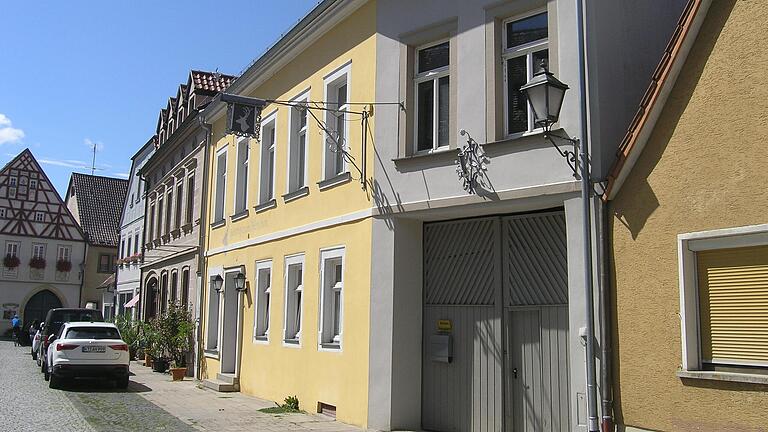 Die Lange Gasse 25 in Iphofen. Die ehemalige Wirtschaft 'Zum Hirschen' wurde von einem Weingut gekauft und soll umgebaut werden. Ein Nachbar ist damit nicht einverstanden. Die Lange Gasse 25 in Iphofen. Die ehemalige Wirtschaft 'Zum Hirschen' wurde von einem Weingut gekauft und soll umgebaut werden. Ein Nachbar ist damit nicht einverstanden.