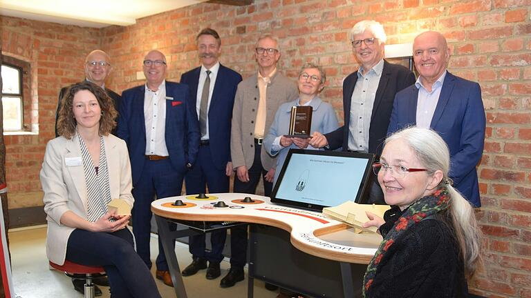 Digital und analog wird der Prozess der Translozierung an einer Erlebnisstation im Freilandmuseum anschaulich gemacht. Für die Entwicklung des Konzepts nahm Museumsleiterin Ariane Weidlich (Mitte) unter anderem den Förderpreis der Bayerischen Sparkassenstiftung entgegen. Digital und analog wird der Prozess der Translozierung an einer Erlebnisstation im Freilandmuseum anschaulich gemacht. Für die Entwicklung des Konzepts nahm Museumsleiterin Ariane Weidlich (Mitte) unter anderem den Förderpreis der Bayerischen Sparkassenstiftung entgegen.