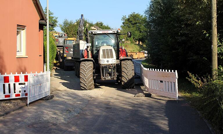 Umfangreiche Kanalbauarbeiten sind der Grund für die Vollsperrung der Kreisstraße 33 am Ortsausgang von Obervolkach in Richtung Gaibach. Umfangreiche Kanalbauarbeiten sind der Grund für die Vollsperrung der Kreisstraße 33 am Ortsausgang von Obervolkach in Richtung Gaibach.