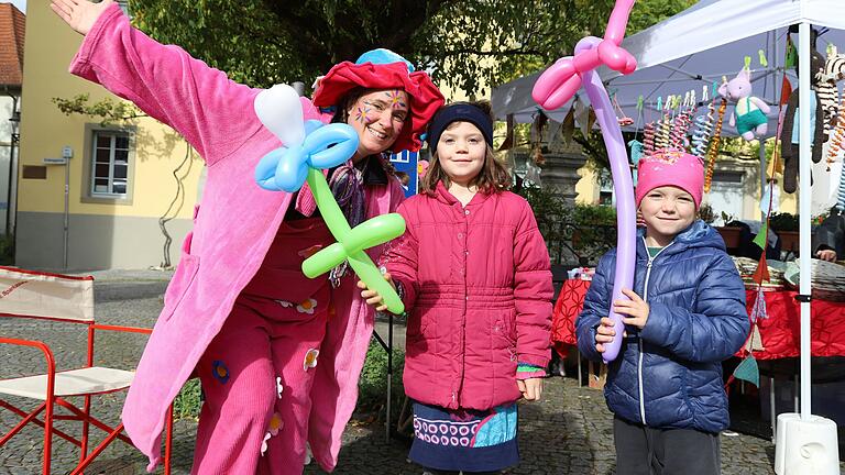Rosa Rosini zauberte Luftballontiere für die Kinder. Rosa Rosini zauberte Luftballontiere für die Kinder.